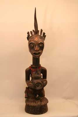 Songye ( Statue fétiche), d`afrique : Rép.démoncratique du Congo., statuette Songye ( Statue fétiche), masque ancien africain Songye ( Statue fétiche), art du Rép.démoncratique du Congo. - Art Africain, collection privées Belgique. Statue africaine de la tribu des Songye ( Statue fétiche), provenant du Rép.démoncratique du Congo., 1318/5203Grande statue fétiche Songe nkisi
H.85cm.+28cm.de corne.Le front,le nez,la bouche et les yeux sont couvert de cuivre.
Il a des lamelles d